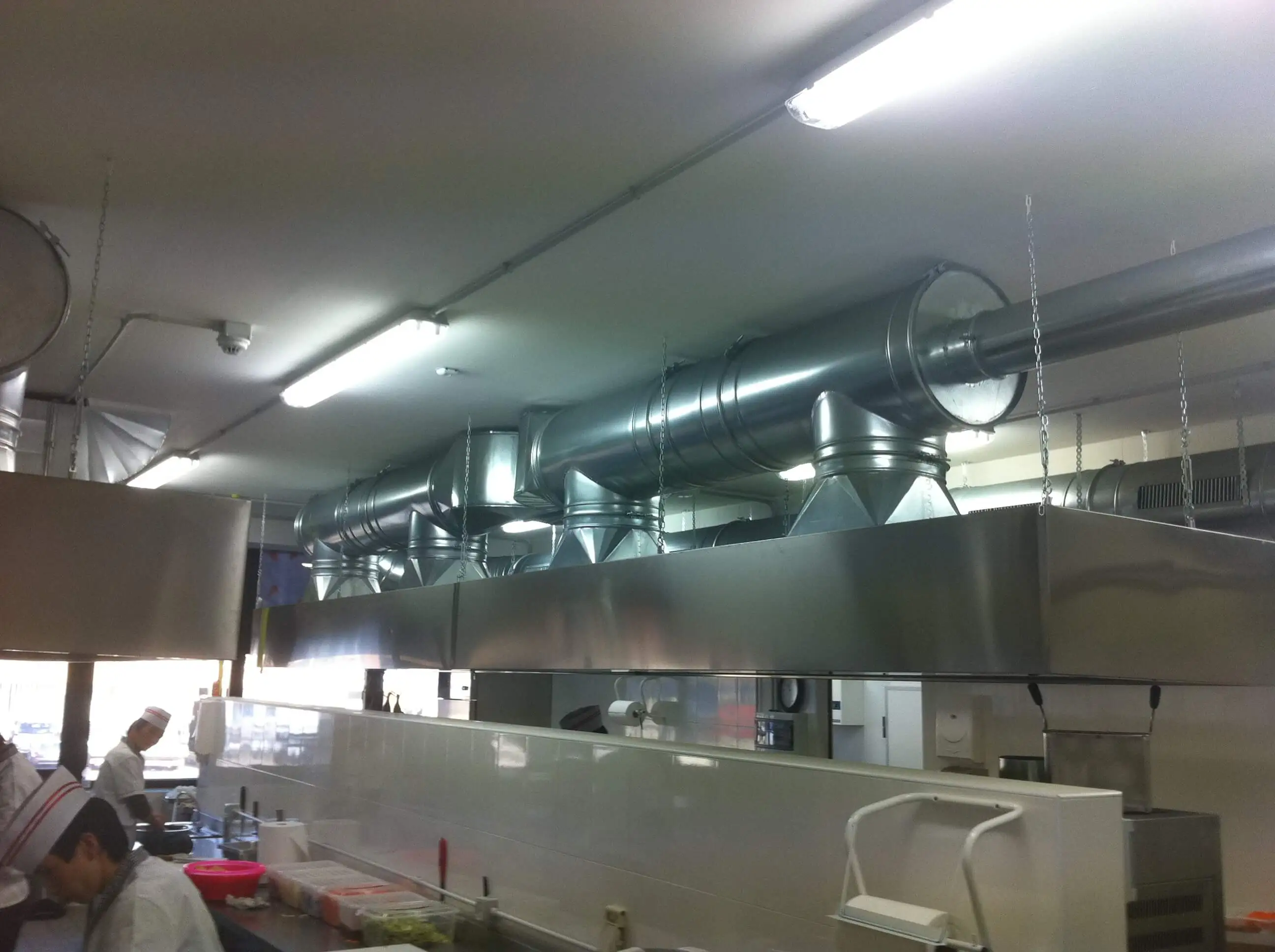 Installazione nuovo impianto di aspirazione cucina commerciale