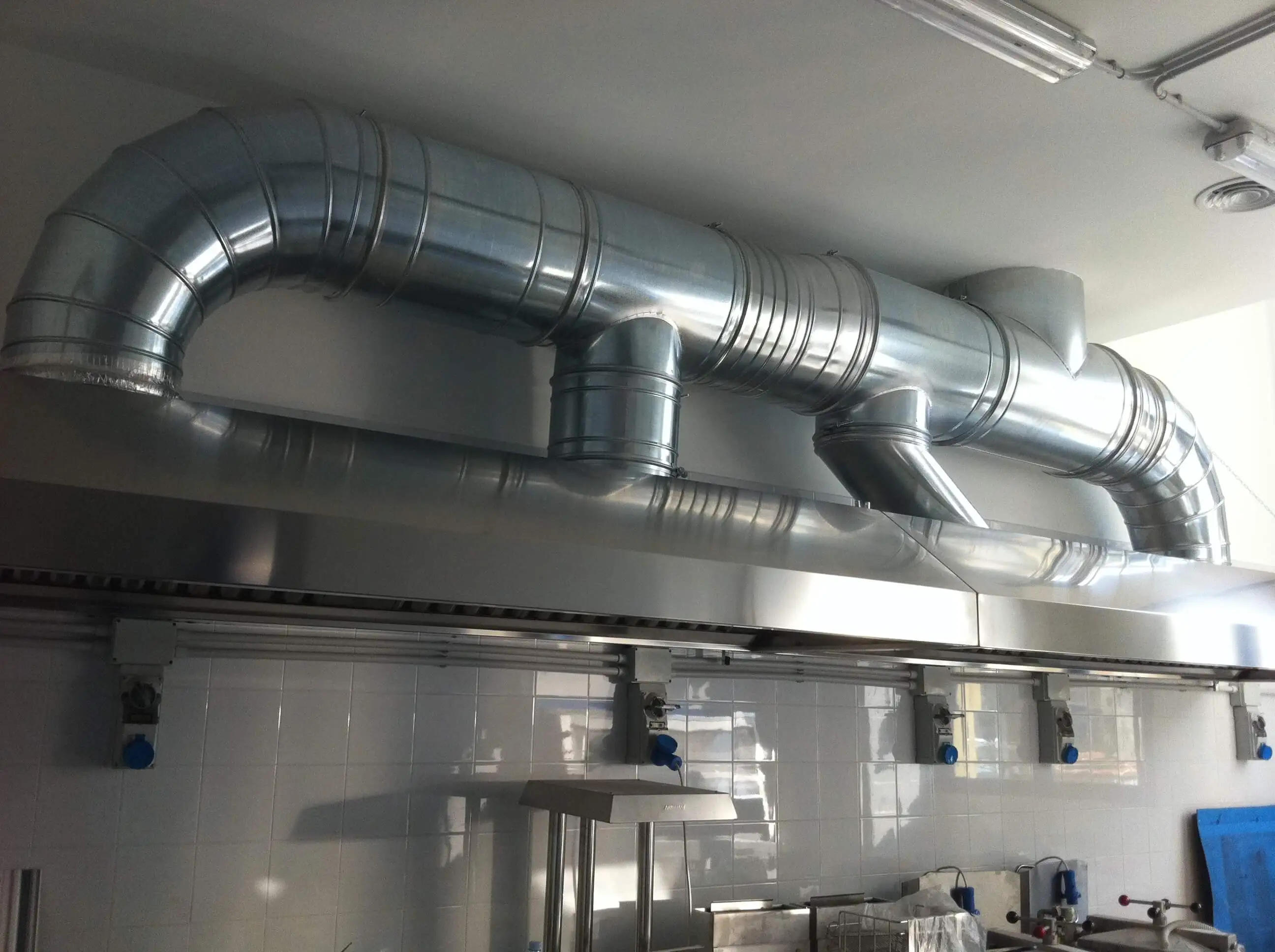 Installazione nuovi impianti di aspirazione cucina commerciale