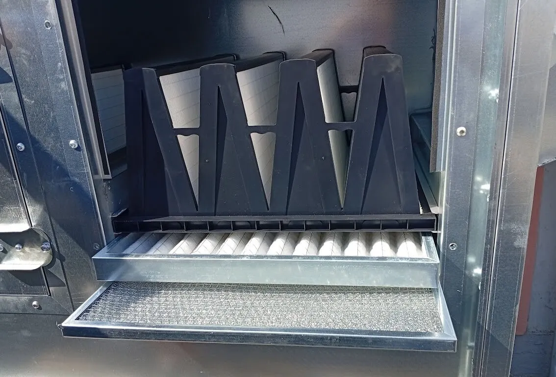 Installazione unità abbattimento fumi e odori cucina professionale